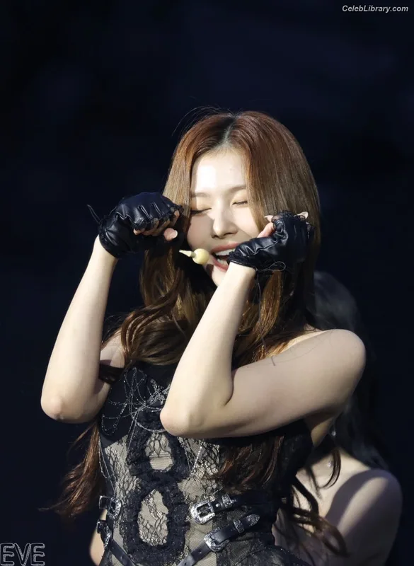 Minatozaki Sana (TWICE) photo 12 of 1069