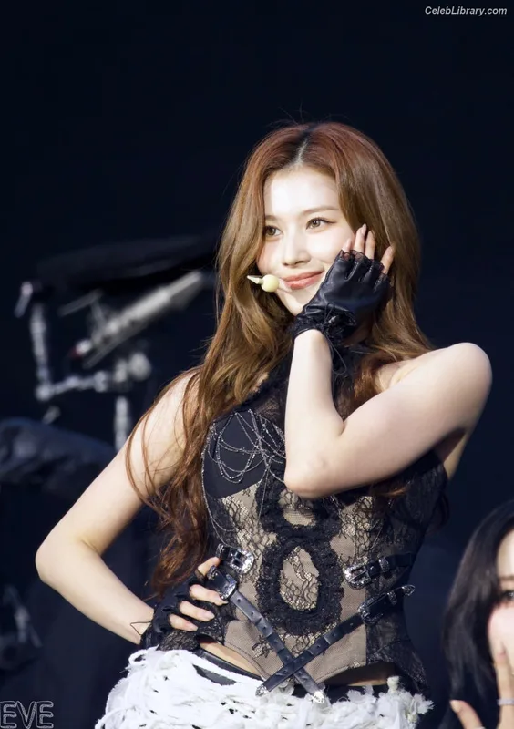 Minatozaki Sana (TWICE) photo 21 of 1069