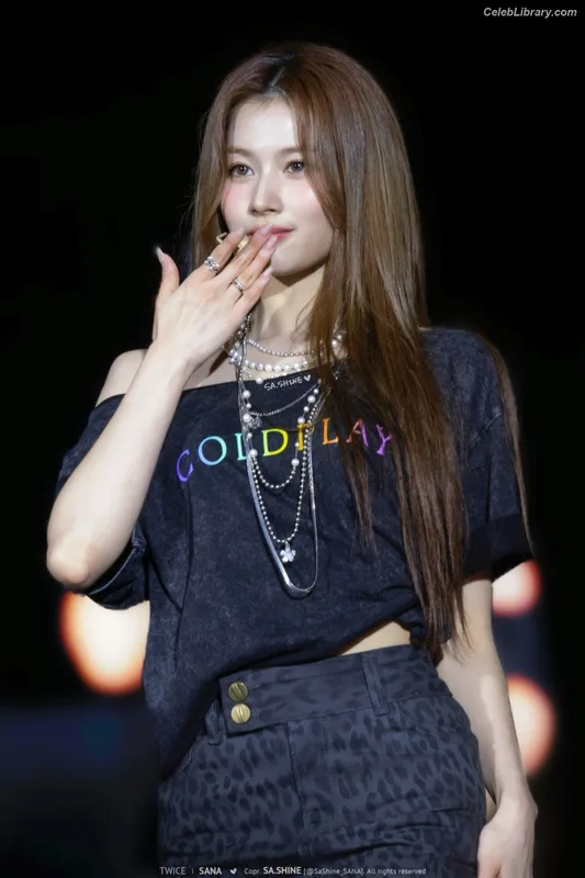 Minatozaki Sana (TWICE) photo 1 of 1069