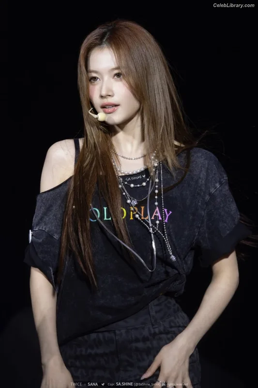 Minatozaki Sana (TWICE) photo 2 of 1069