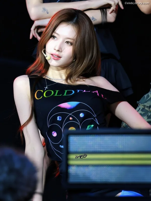 Minatozaki Sana (TWICE) photo 7 of 1069