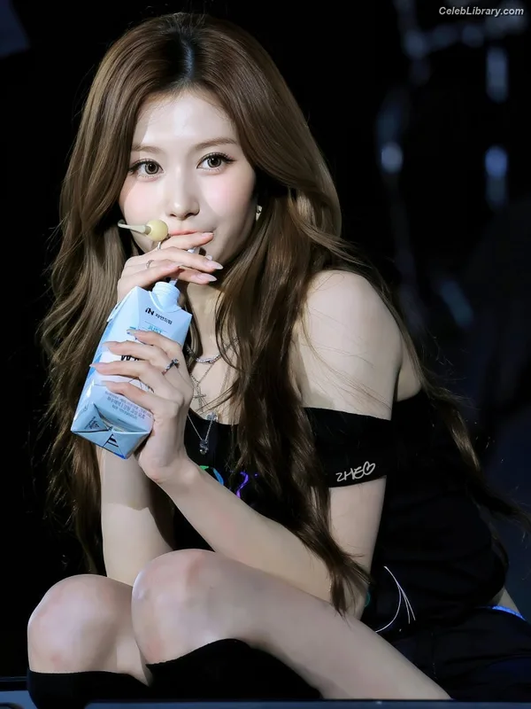 Minatozaki Sana (TWICE) photo 11 of 1069
