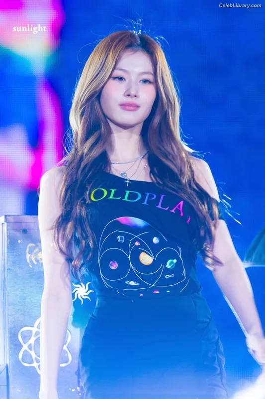 Minatozaki Sana (TWICE) photo 14 of 1069