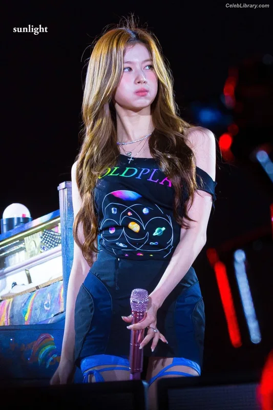 Minatozaki Sana (TWICE) photo 15 of 1069