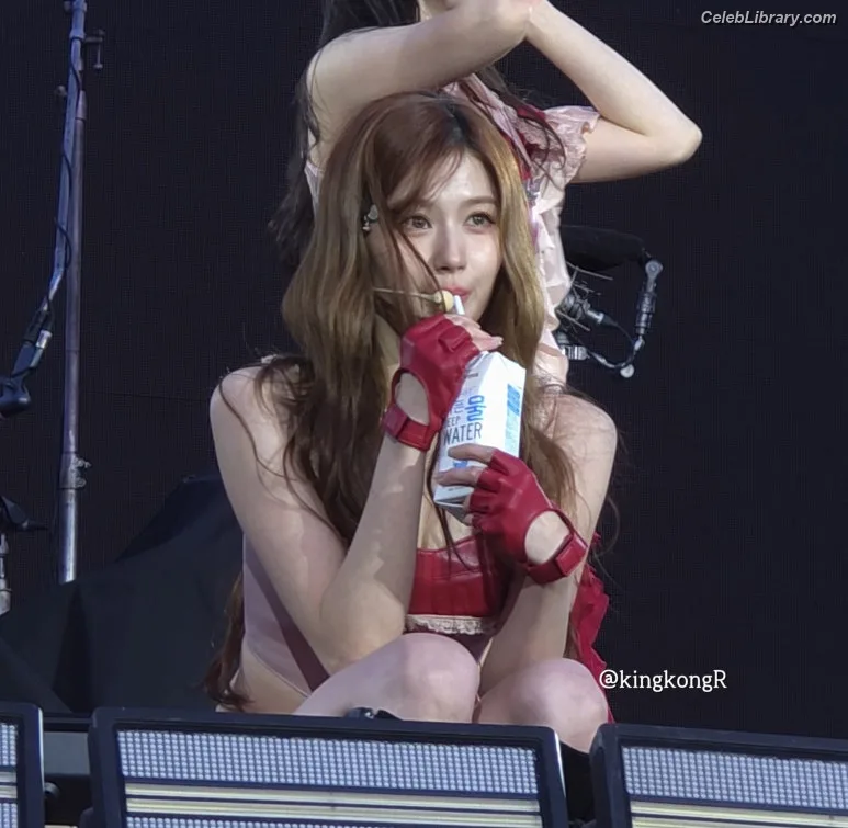 Minatozaki Sana (TWICE) photo 6 of 1069