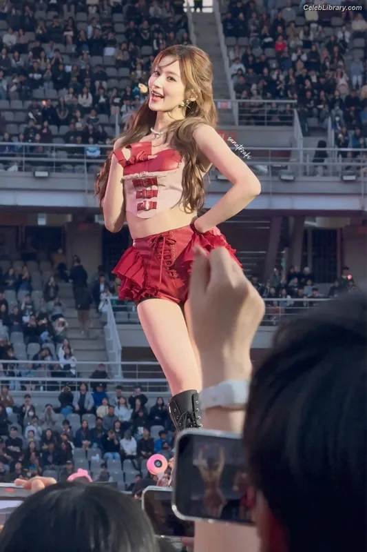 Minatozaki Sana (TWICE) photo 13 of 1069
