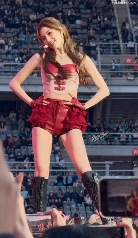 Minatozaki Sana (TWICE) photo 15 of 1069