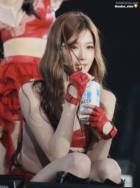 Minatozaki Sana (TWICE) photo 19 of 1069