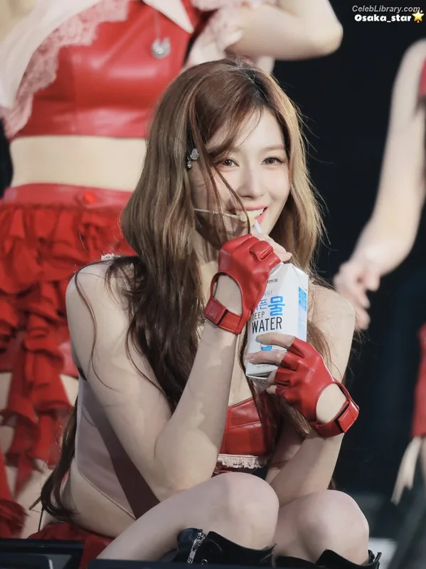 Minatozaki Sana (TWICE) photo 20 of 1069