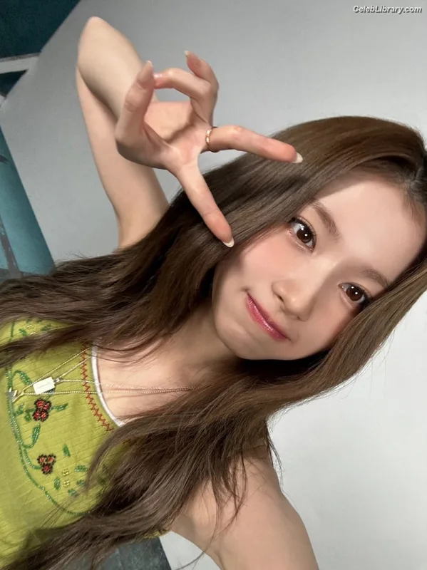 Minatozaki Sana (TWICE) photo 2 of 1069