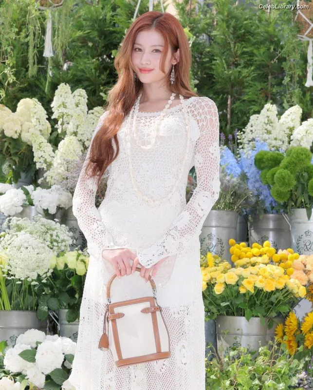 Minatozaki Sana (TWICE) photo 9 of 1069