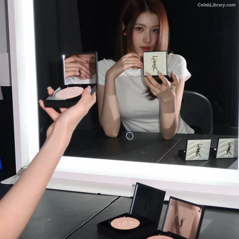 Minatozaki Sana (TWICE) photo 11 of 1069