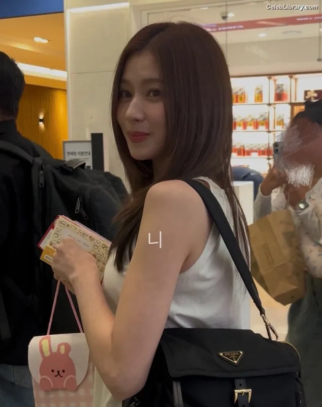 Minatozaki Sana (TWICE) photo 17 of 1069