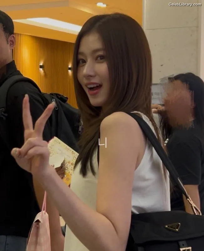 Minatozaki Sana (TWICE) photo 19 of 1069