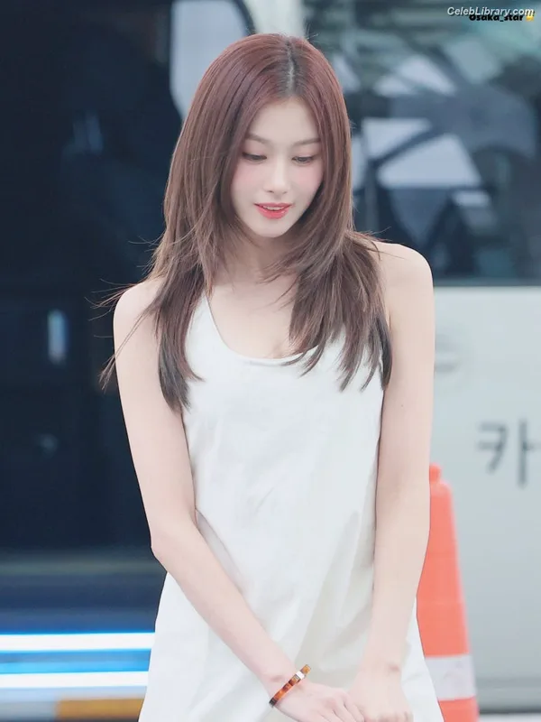 Minatozaki Sana (TWICE) photo 21 of 1069