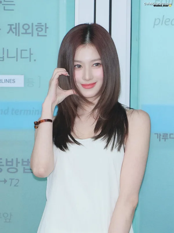 Minatozaki Sana (TWICE) photo 1 of 1069