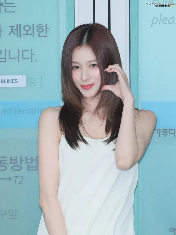 Minatozaki Sana (TWICE) photo 2 of 1069