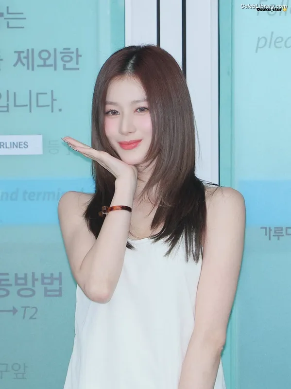 Minatozaki Sana (TWICE) photo 3 of 1069