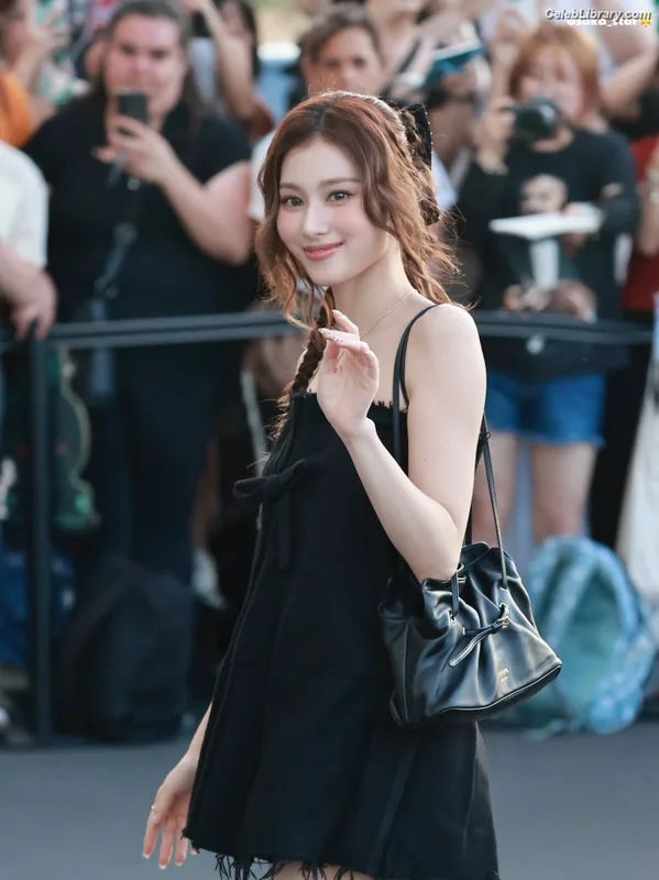 Minatozaki Sana (TWICE) photo 8 of 1069