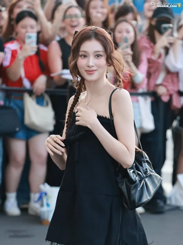 Minatozaki Sana (TWICE) photo 9 of 1069