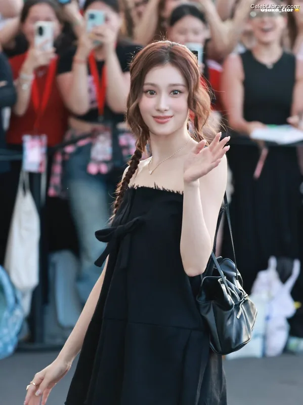 Minatozaki Sana (TWICE) photo 11 of 1069
