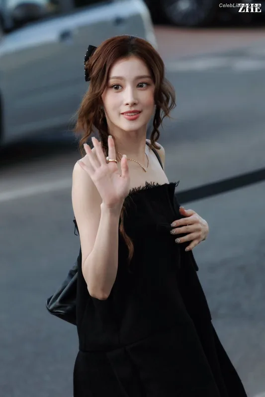 Minatozaki Sana (TWICE) photo 17 of 1069
