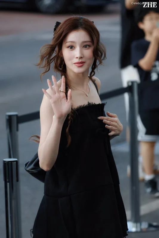 Minatozaki Sana (TWICE) photo 1 of 1069