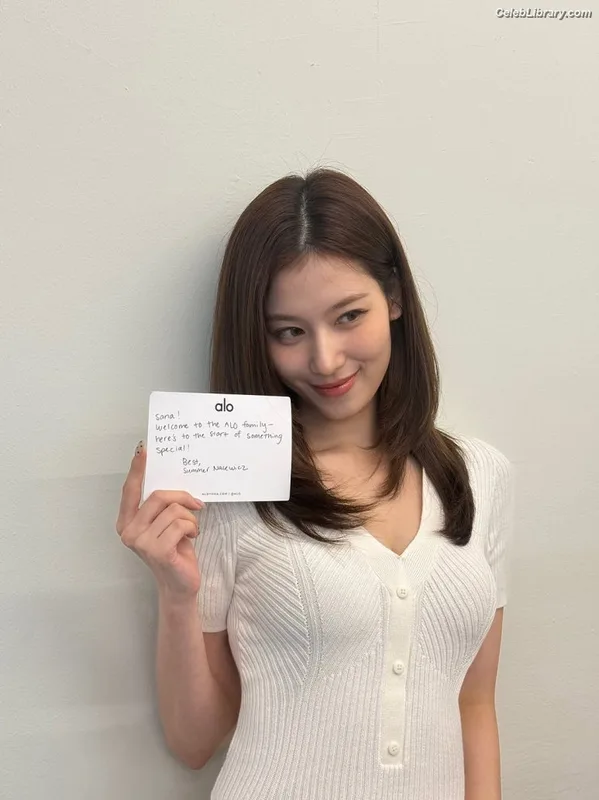 Minatozaki Sana (TWICE) photo 4 of 1069