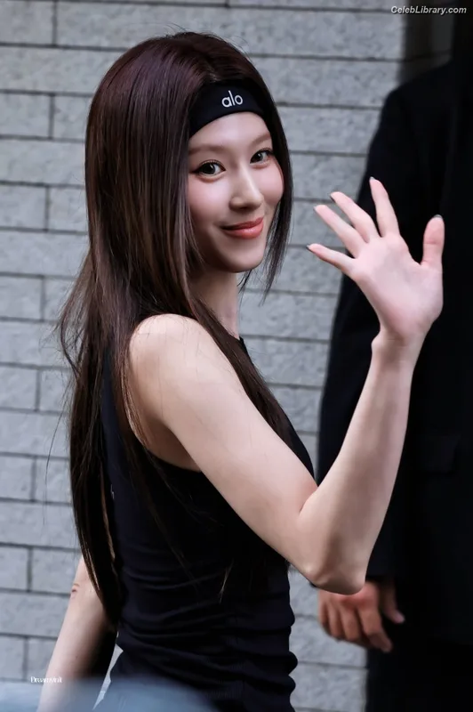 Minatozaki Sana (TWICE) photo 11 of 1069