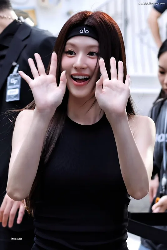 Minatozaki Sana (TWICE) photo 12 of 1069