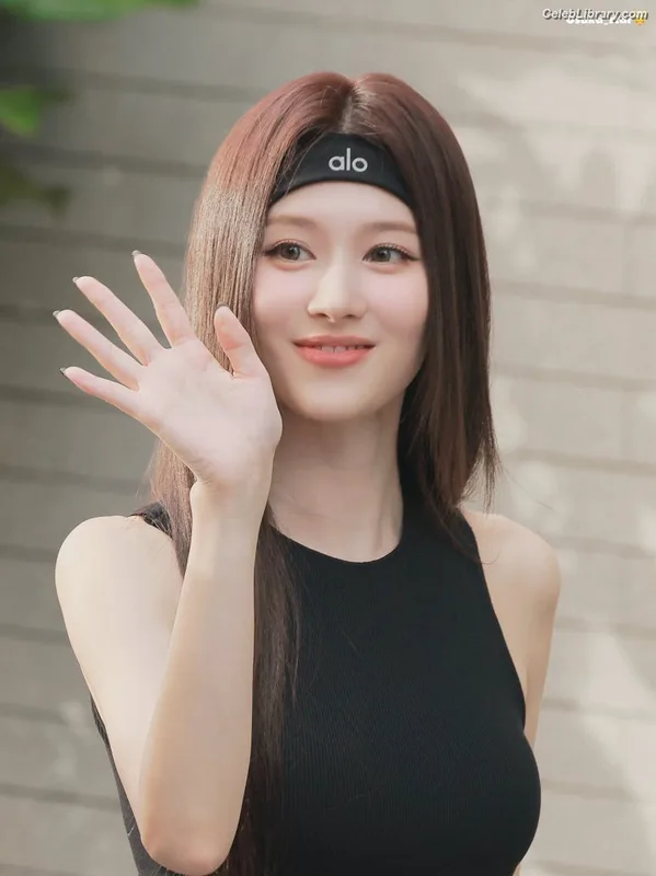 Minatozaki Sana (TWICE) photo 16 of 1069