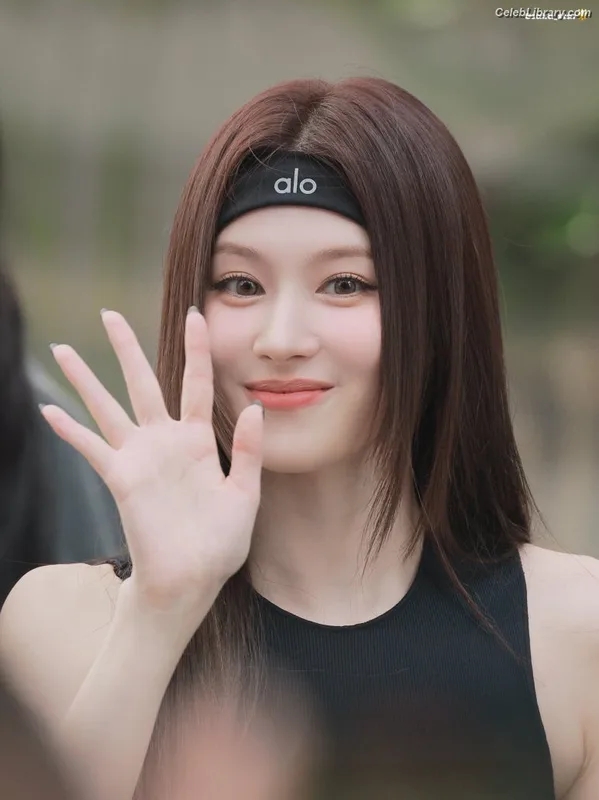 Minatozaki Sana (TWICE) photo 20 of 1069