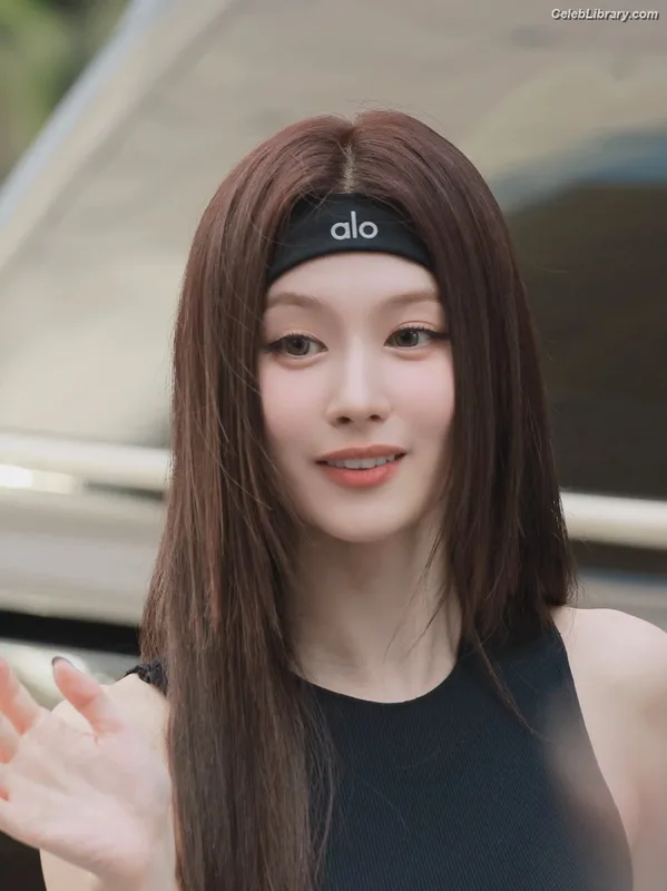 Minatozaki Sana (TWICE) photo 21 of 1069