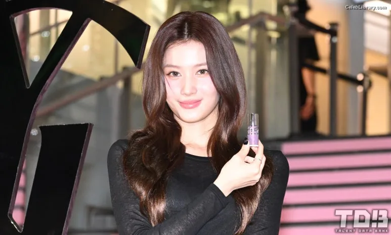 Minatozaki Sana (TWICE) photo 7 of 1069