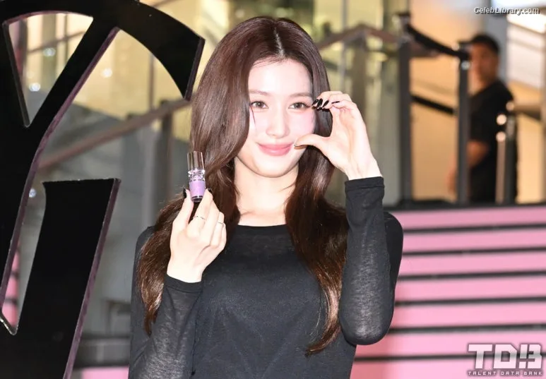Minatozaki Sana (TWICE) photo 8 of 1069