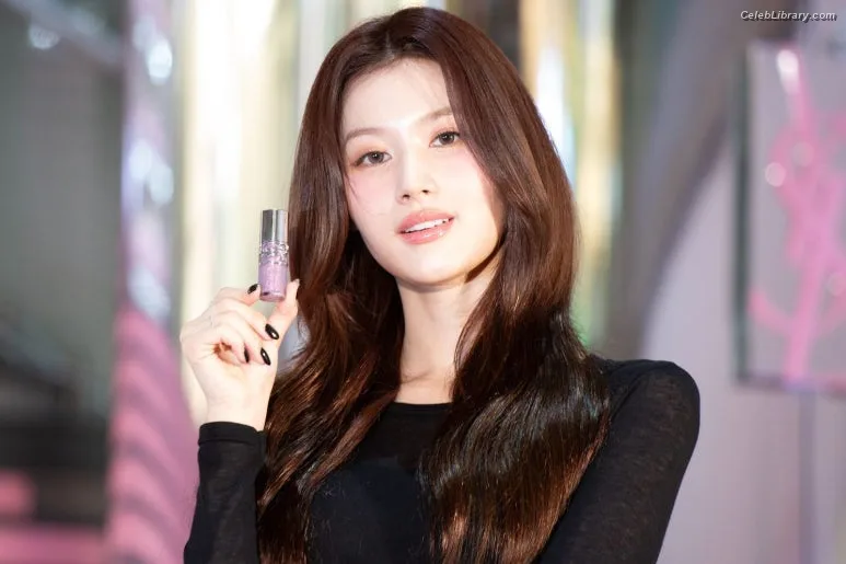 Minatozaki Sana (TWICE) photo 9 of 1069