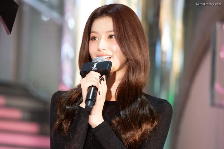 Minatozaki Sana (TWICE) photo 10 of 1069
