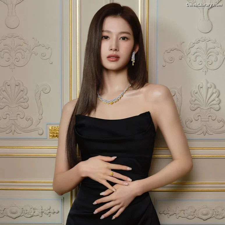 Minatozaki Sana (TWICE) photo 14 of 1069