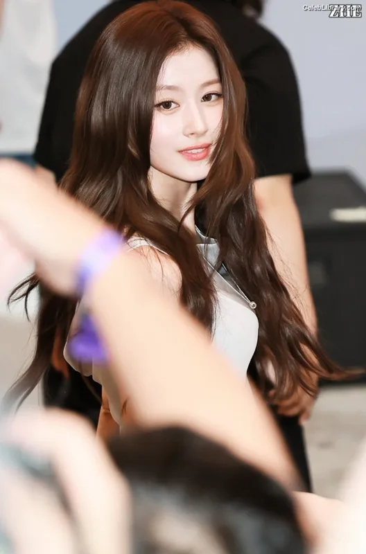 Minatozaki Sana (TWICE) photo 19 of 1069