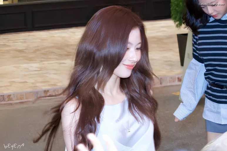 Minatozaki Sana (TWICE) photo 23 of 1069