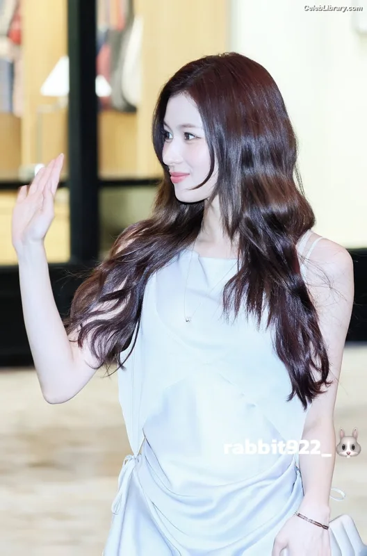 Minatozaki Sana (TWICE) photo 1 of 1069