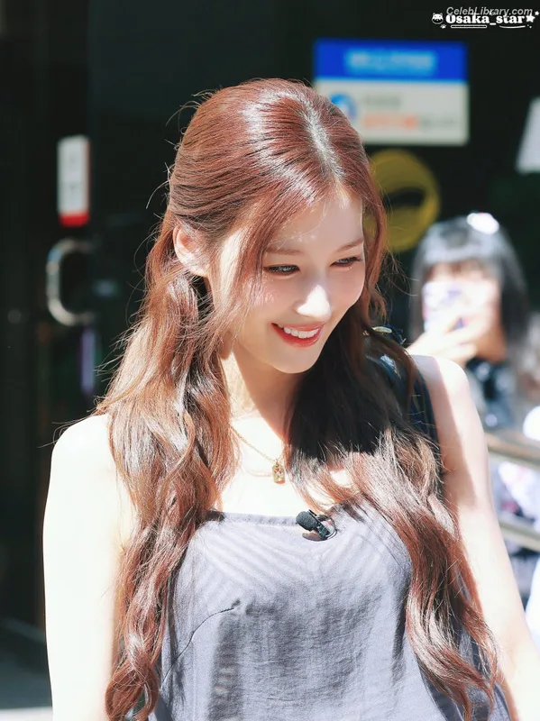 Minatozaki Sana (TWICE) photo 2 of 1069