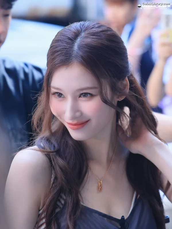 Minatozaki Sana (TWICE) photo 3 of 1069