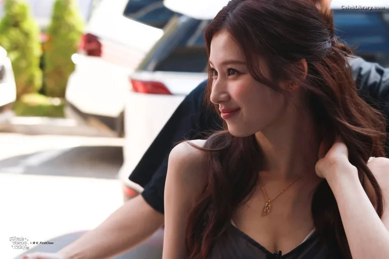 Minatozaki Sana (TWICE) photo 4 of 1069