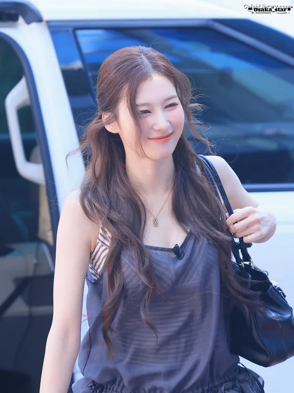 Minatozaki Sana (TWICE) photo 7 of 1069