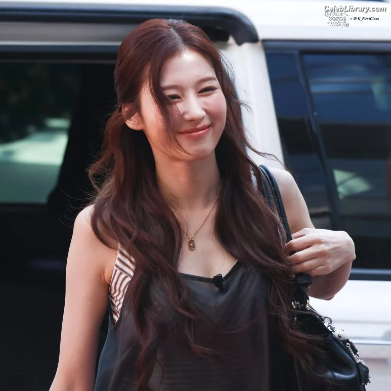 Minatozaki Sana (TWICE) photo 10 of 1069