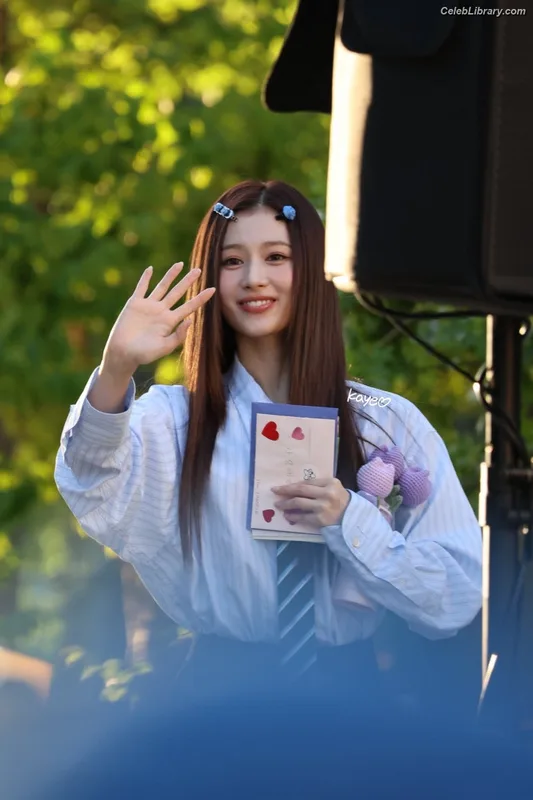 Minatozaki Sana (TWICE) photo 14 of 1069
