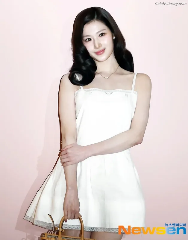 Minatozaki Sana (TWICE) photo 2 of 1069