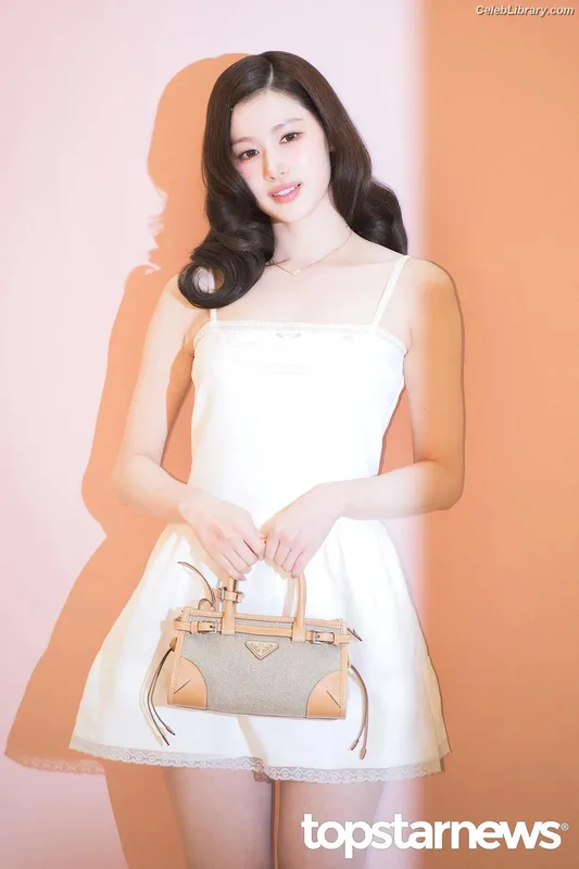 Minatozaki Sana (TWICE) photo 6 of 1069