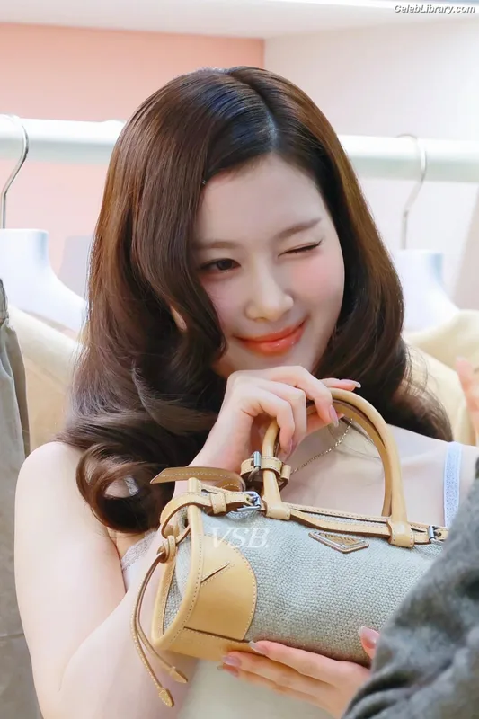 Minatozaki Sana (TWICE) photo 8 of 1069